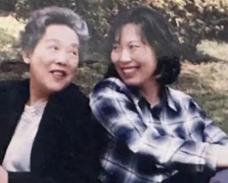 2001年，上海一名女子为报答独身恩师多年的栽培与教诲，掏空自己全部积蓄，在上海