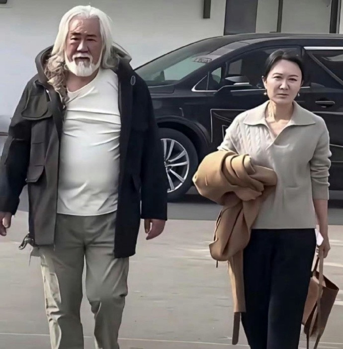 张纪中比妻子足足大31岁，如今两人同框，反倒越来越看不出这么大的年龄差了