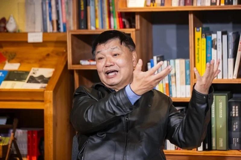 台军采购一瓶水120、座椅一张5万元，民进党大将李文忠看不下去了台“国防部”去