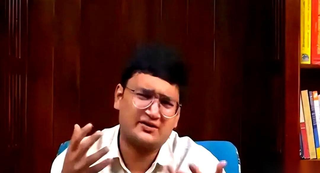 地铁口，一个老师傅举着手机，怎么也对不准那个码。后面排队的小年轻，一句话没说，