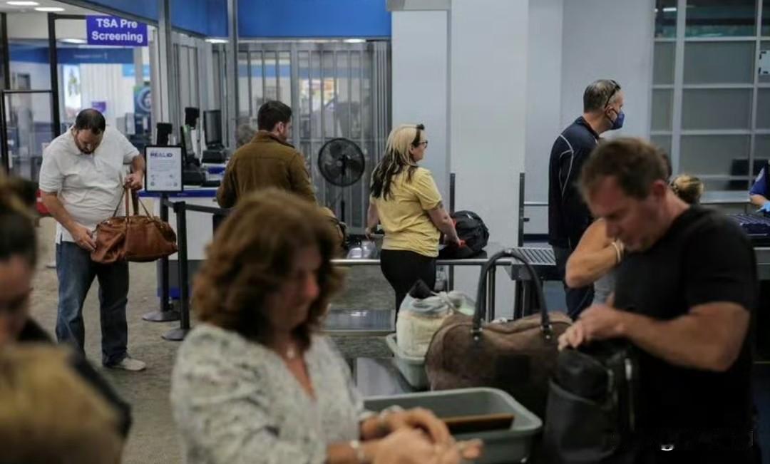 【美国政府关门导致航班延误和取消，航空旅客重新考虑计划】（路透社）——联邦政