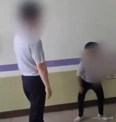 “以暴制暴不可取！”贵州贵阳，单亲爸爸得知8岁的女儿被男同学殴打，连忙跑到学校处