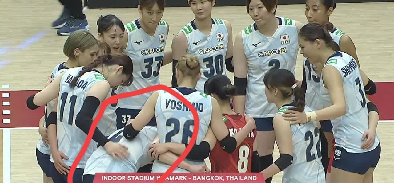 日本女排哭的太凶了，作为队长的石川真佑，哭的腰都直不起来了，究竟是有多难受呀？难