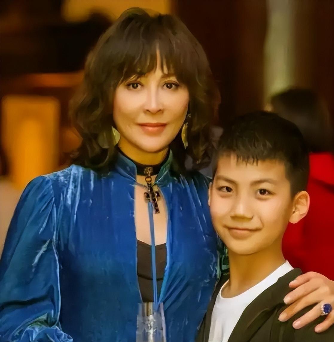 资产过亿的刘嘉玲将价值千万的房产转赠给干儿子康康，原以为能换来两全其美，没成想对