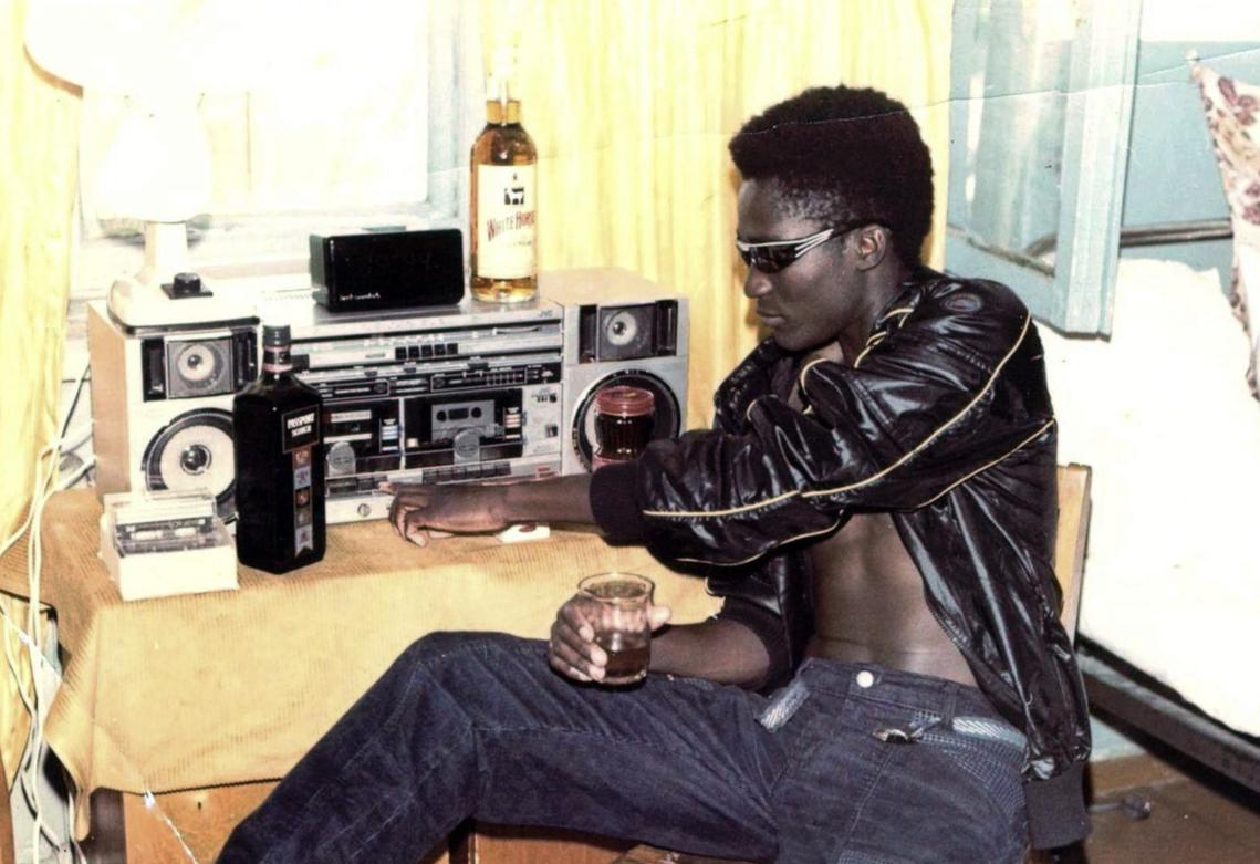 苏联时期，苏联军校培训大批非洲军官，非洲黑人军队水平还是如此菜。拿着补贴的非洲军