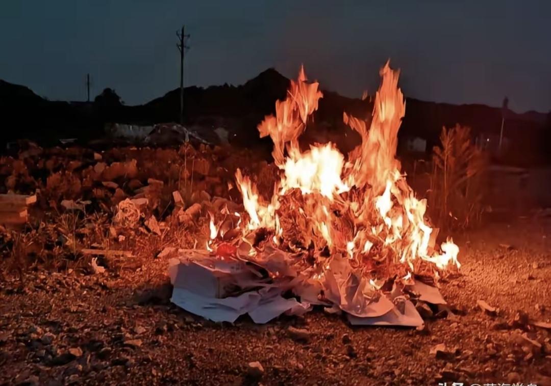 清明前两天，我跟表弟蹲在村口小卖部买蜡烛，他爸刚做完化疗不能上山，他妈在视频里教