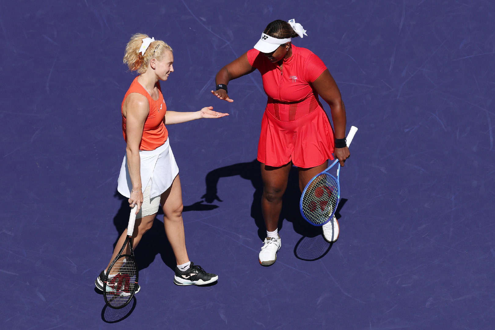 阳光双赛背靠背晋级决赛！WTA1000迈阿密站双打半决赛，2号种子西尼亚科娃/汤