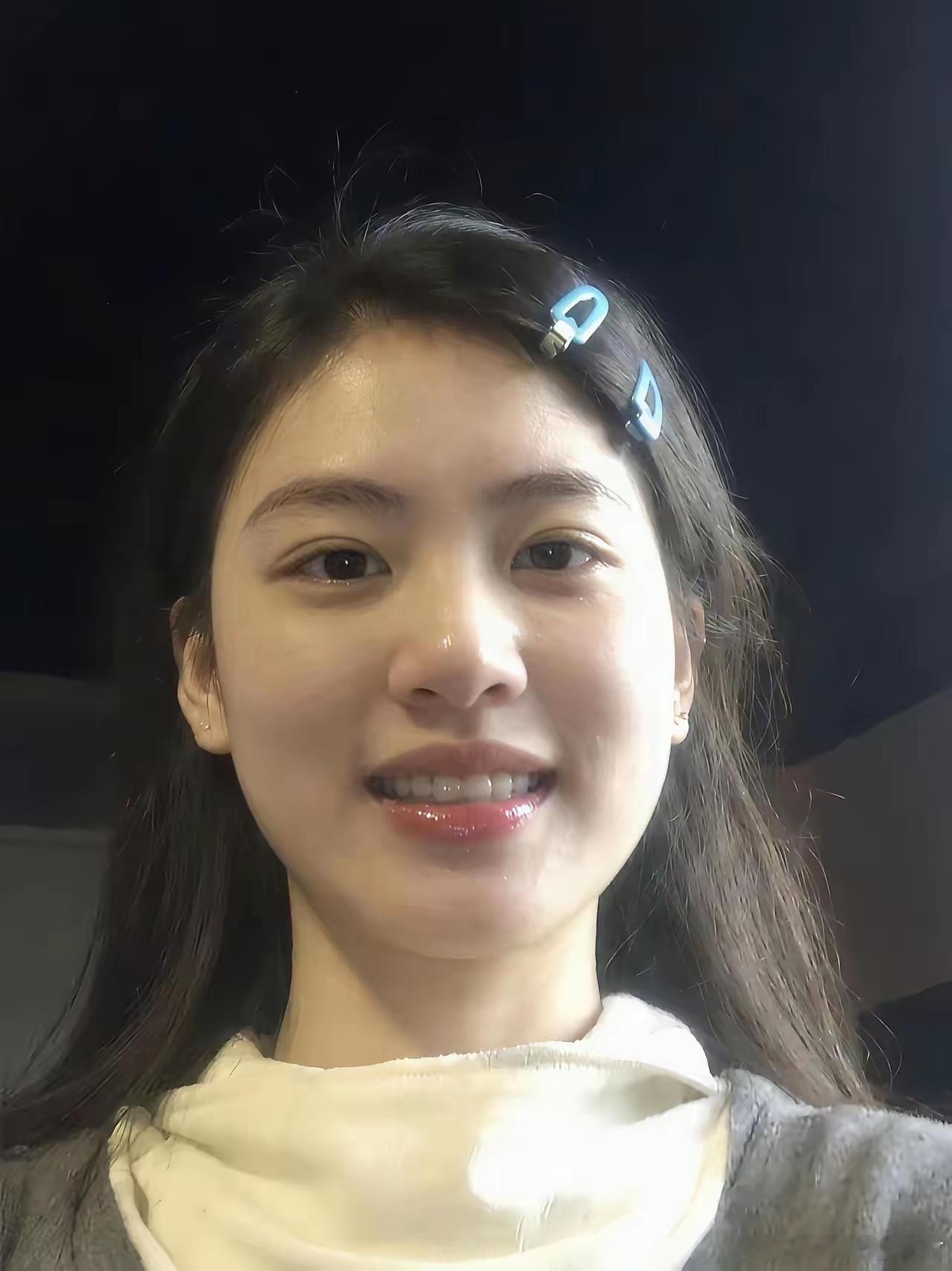 我也说不出她哪里好看，但就是看上去很舒服！​​​