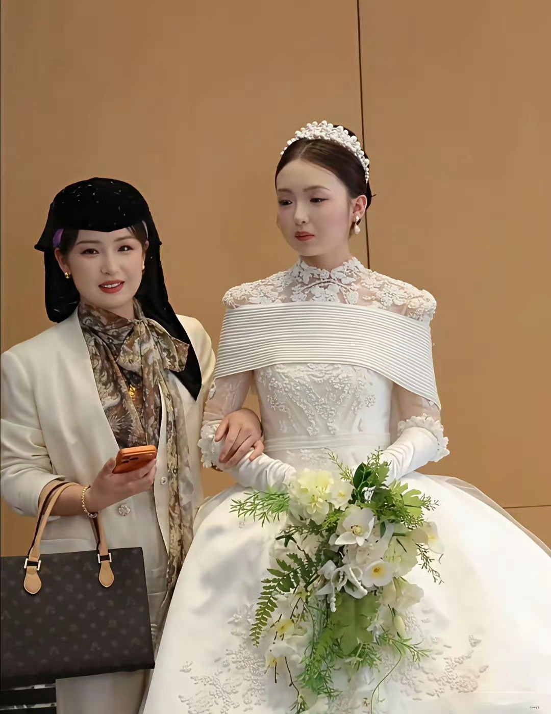 新娘的妈妈才32岁，回族人好漂亮