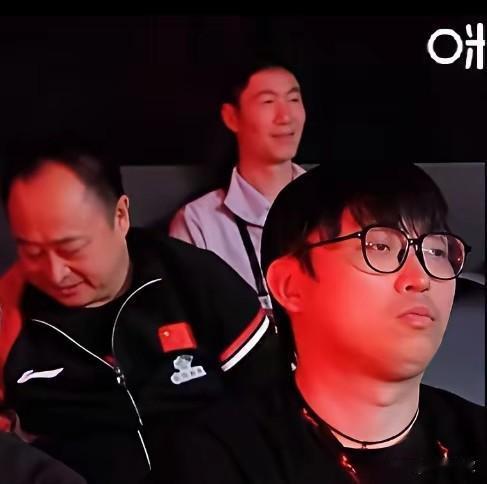 王励勤都被莎莎手足无措的样子，逗笑了！当时莎莎举手请求鹰眼，自己先不好意思