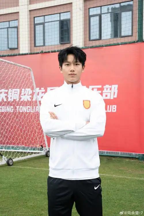 这场球看得人真是憋屈又有点盼头。简单说，就是U23国足和泰国队踢了个2比2平局，