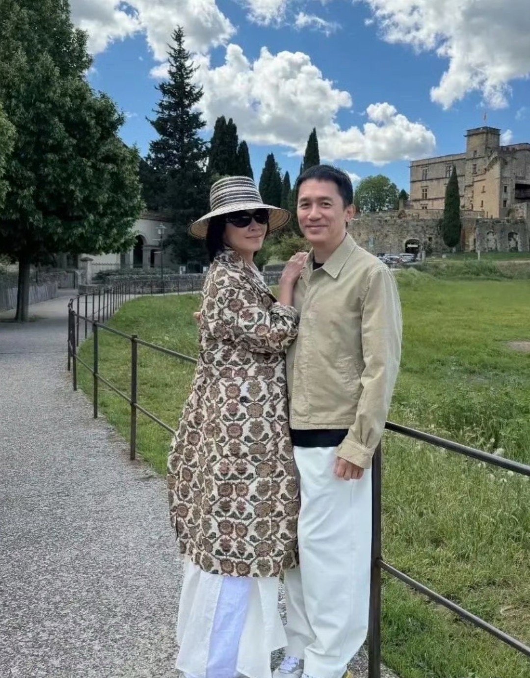 梁朝伟、刘嘉玲法国度假，梁朝伟怎么看着一脸不乐意，像是被强迫的​