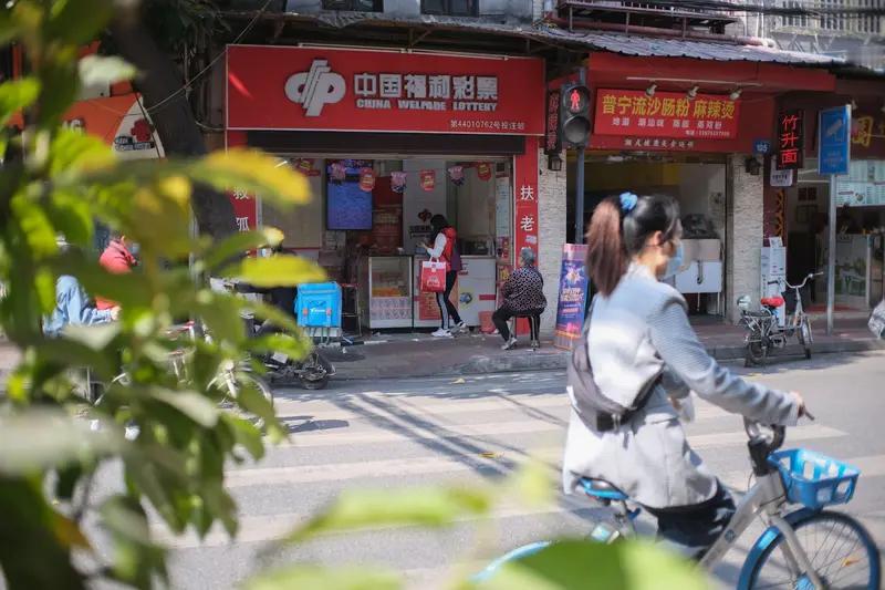 出差花4元机选彩票，竟中638万大奖！他的后续操作让网友喊“人间清醒”谁能