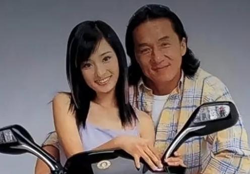 600块和50万之间，差的只是钱吗？2003年，一支摩托车广告拍完，49岁的成龙