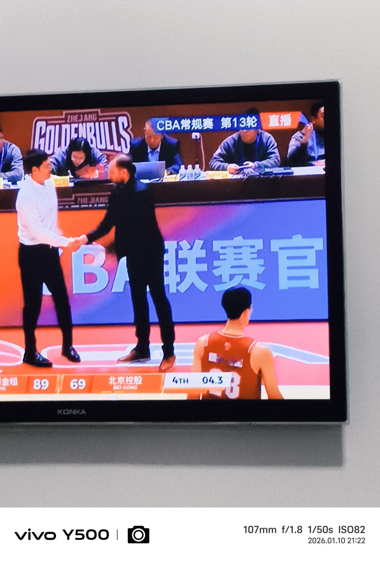 89：69CBA第13轮比赛，浙江稠州金租20分完胜北京控股。1-老帅丁伟坐在
