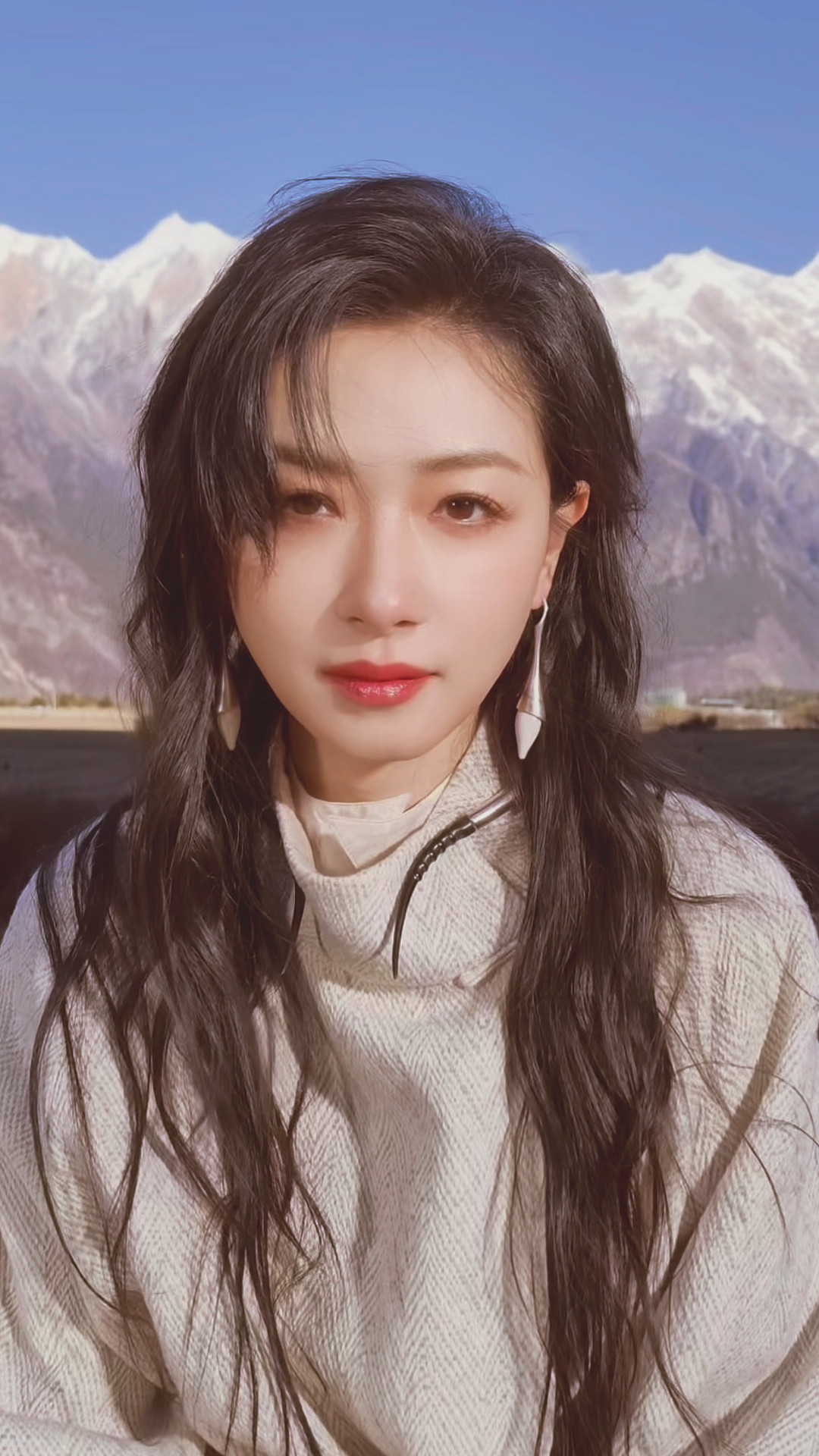 万茜|万茜公路文女主有脸了｜万茜上城士雪山大片林芝的雾与光，雕刻她的侧影。