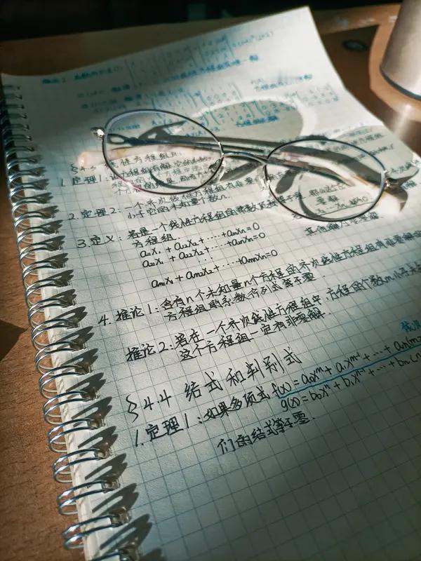 晒图笔记大赛最近追《不期而遇的生活》，里面“找狗”情节太戳我。肖克明为养家当司