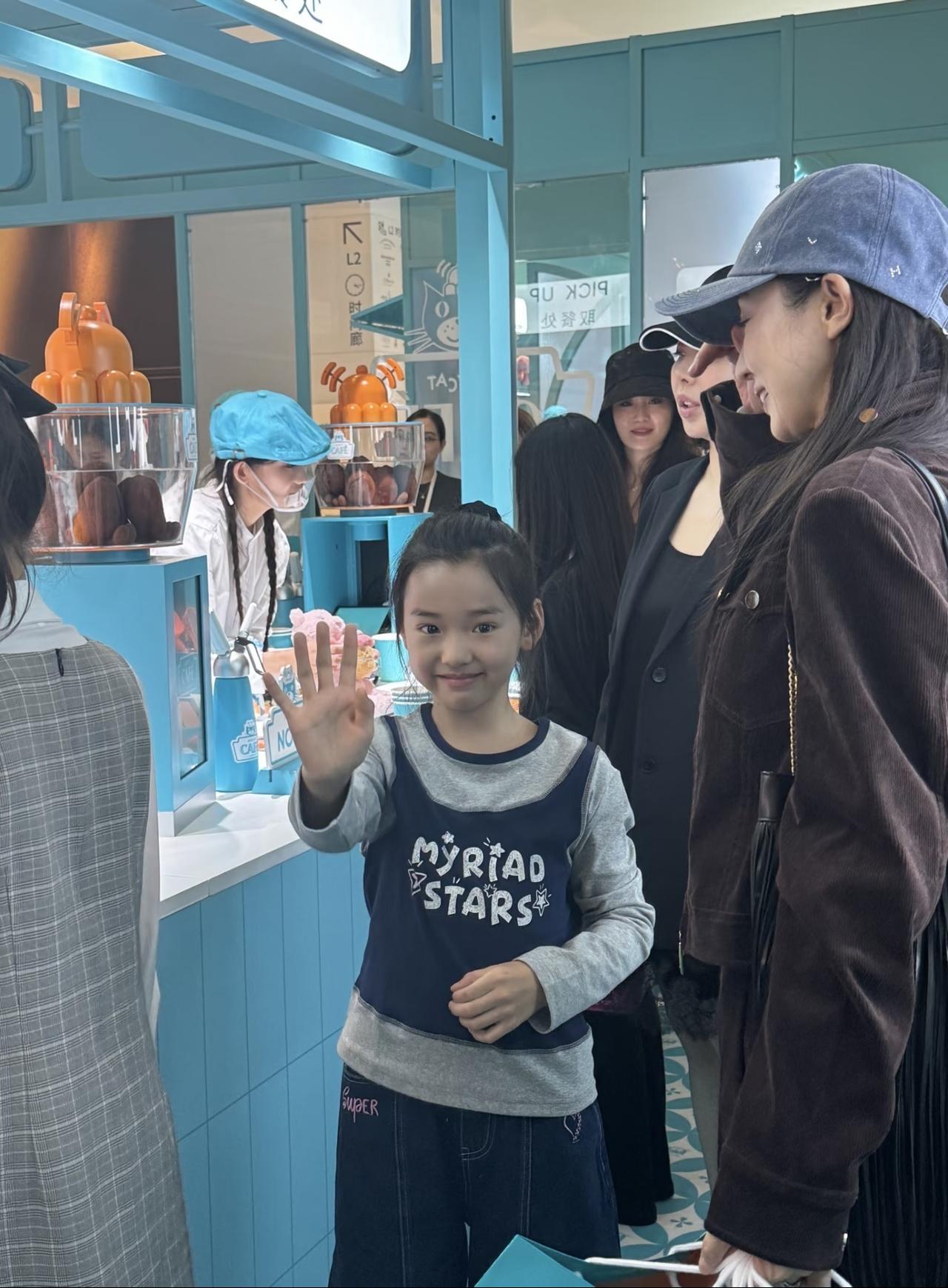 近日，有网友在北京偶遇董璇和小酒窝，董璇带着女儿周末逛街的画面。小酒窝挥手向