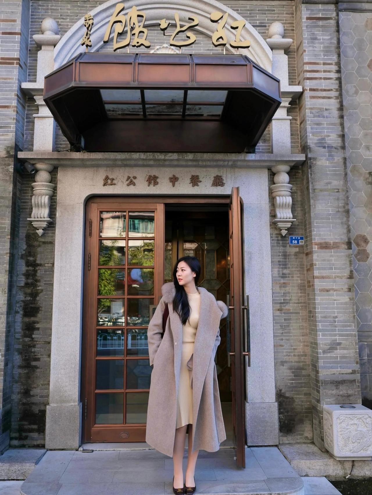 优雅用餐时光，享受美食与静谧。