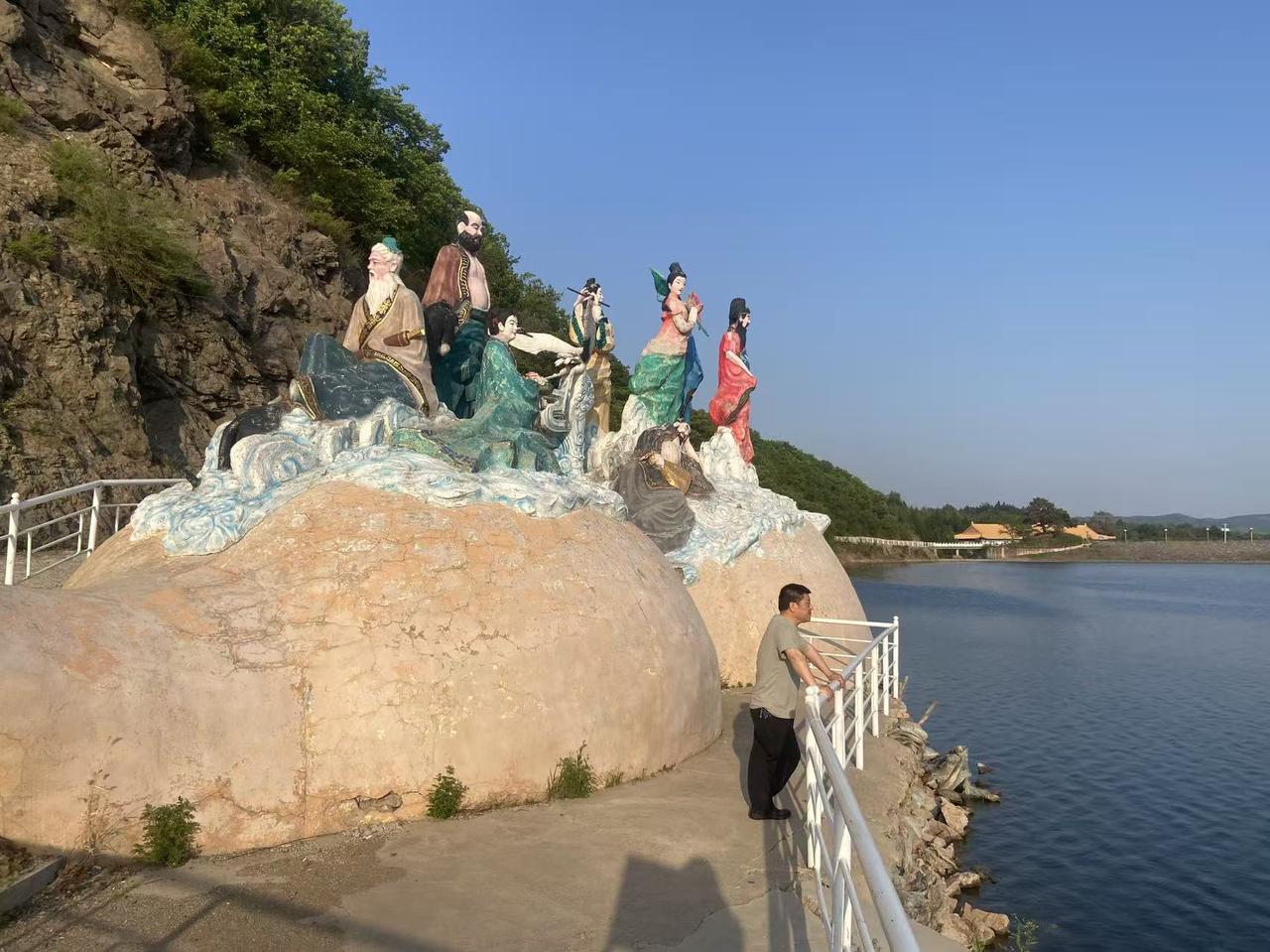 今天有个亲属请我吃饭。他之前欠我一万五千元钱，已经三年多了，我没有好意思要，他也