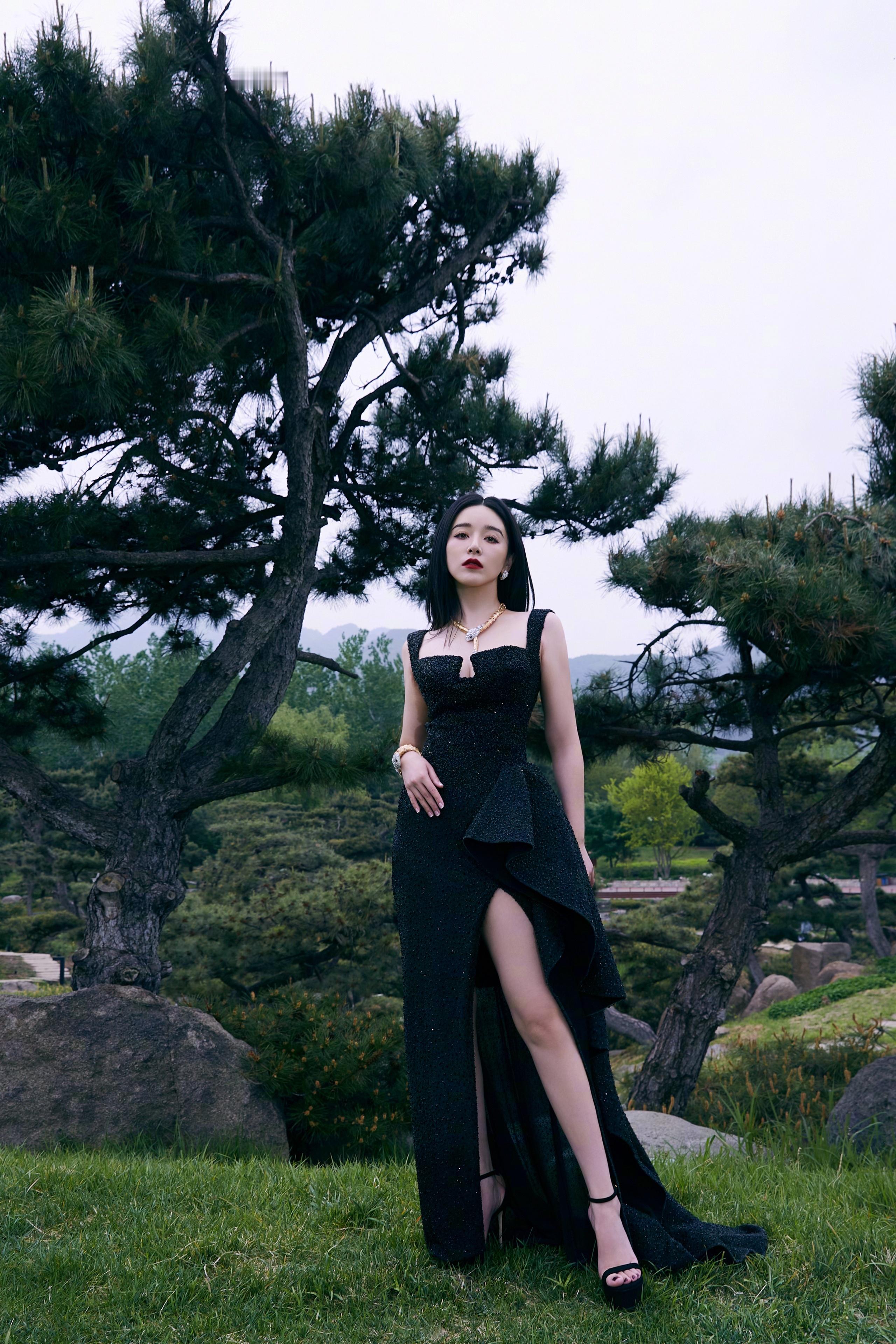 阚清子，朱唇黑裙，清冷酷美