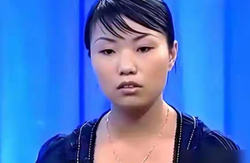 当年扬言“非千万富翁不嫁”的唐治萍，如今每天捆600只螃蟹，过着平凡的生活。