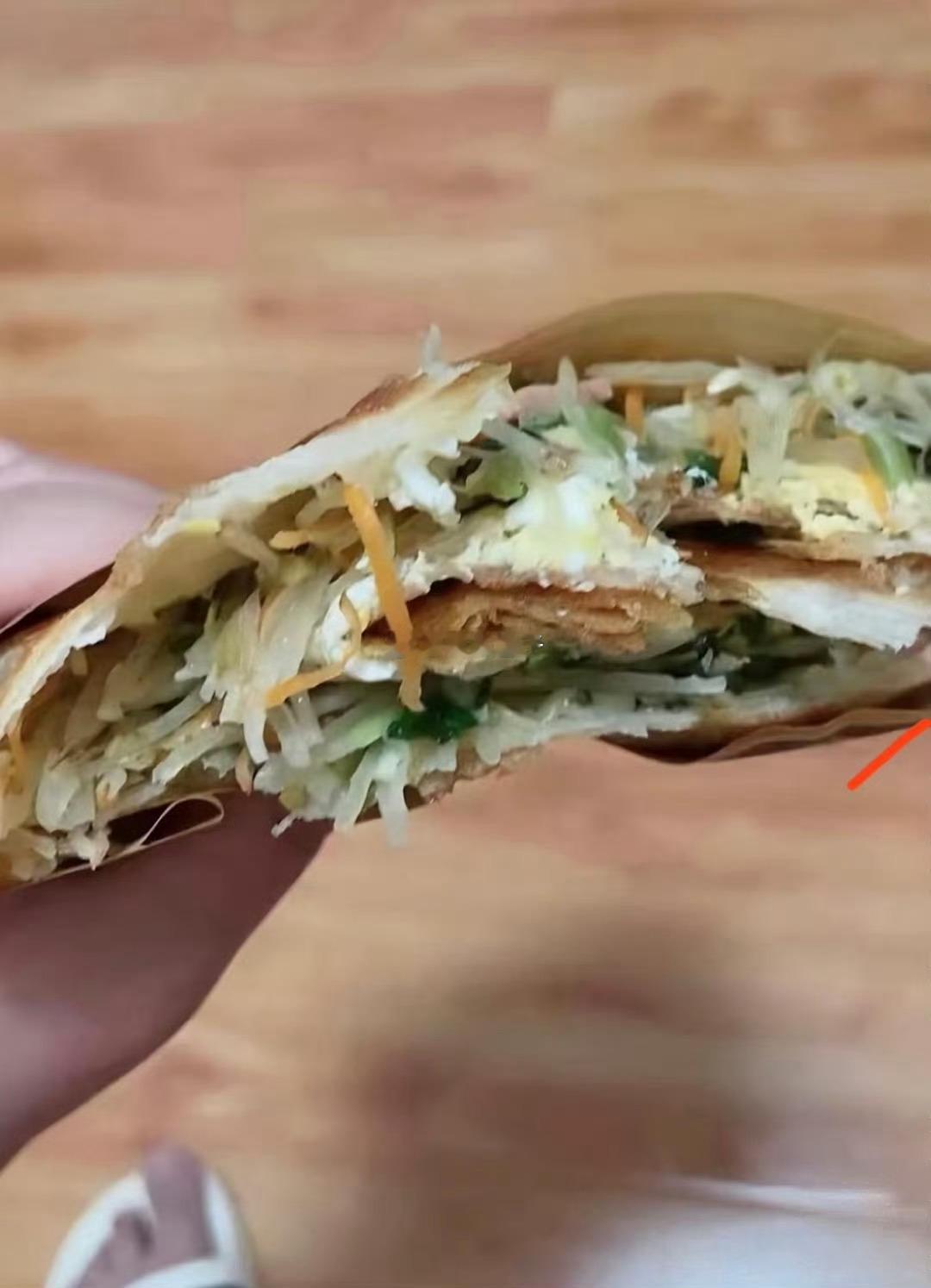 一个人买了菜煎饼，不满里面土豆丝太多，发了一个差评，店家回复以后拍照注意点，你的