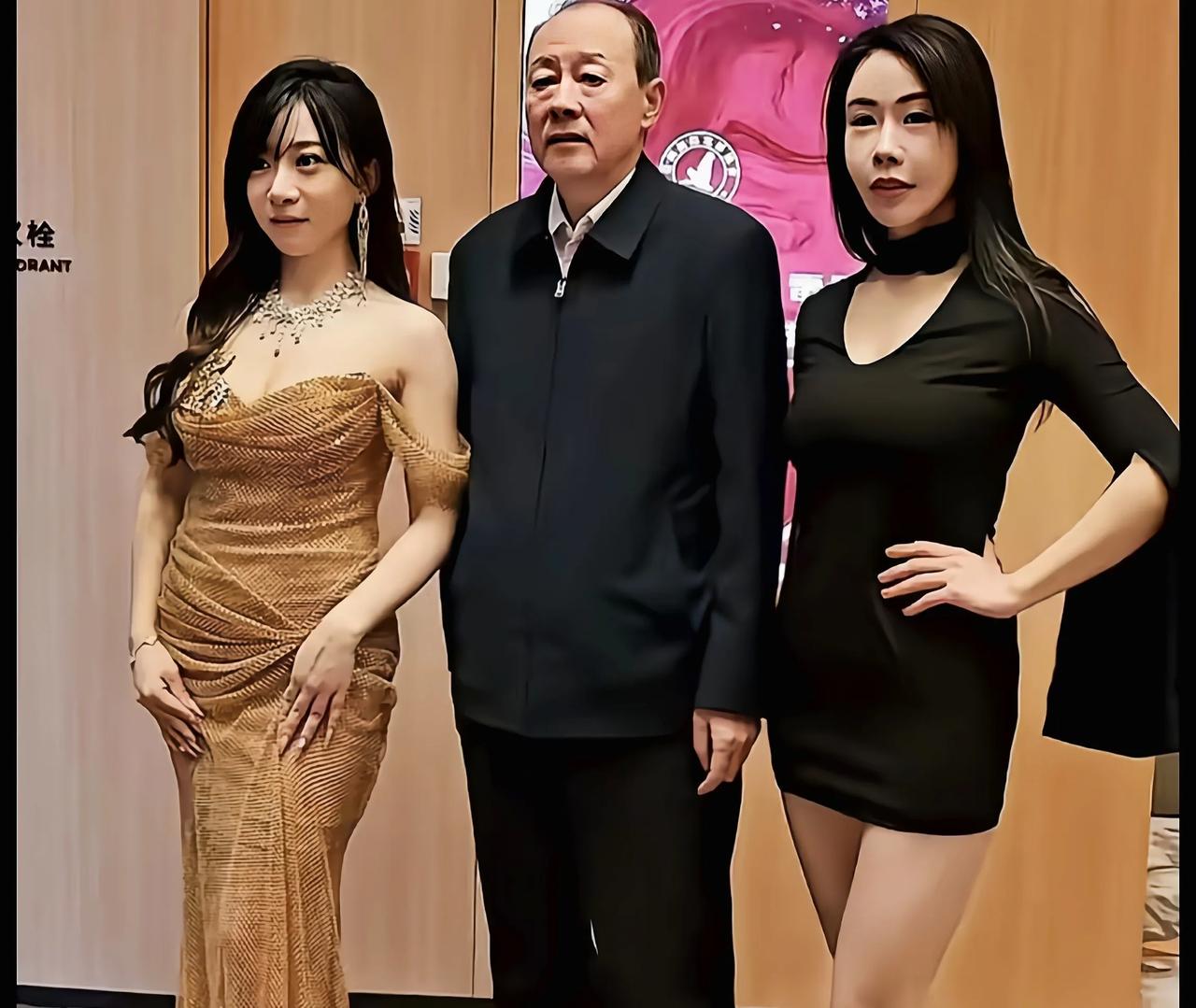 美女中间的男人不简单，不羡鸳鸯不羡仙，只羡侯天来老师的每一天照片里这位被围在