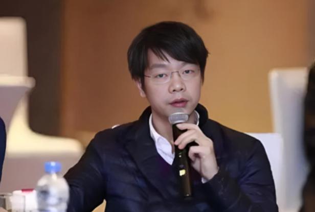 他是京东001号员工，名叫张奇，当年刘强东在中关村卖碟片的时候，张奇就是刘强东招