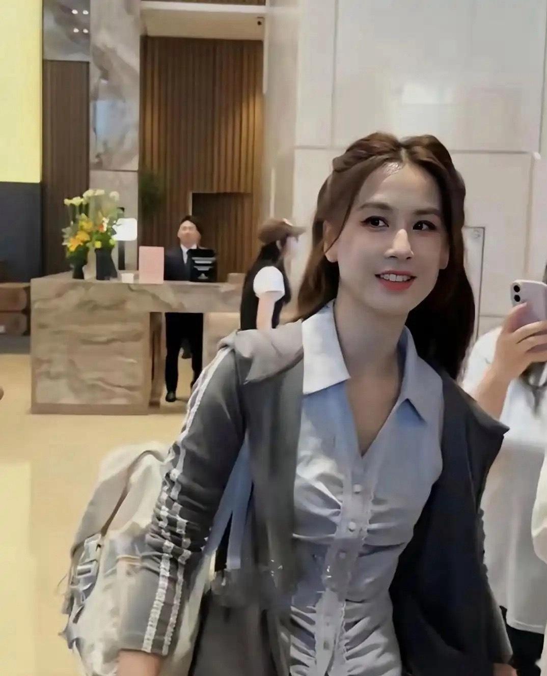 离婚后的黄圣依，整个就是一个女大学生的状态
