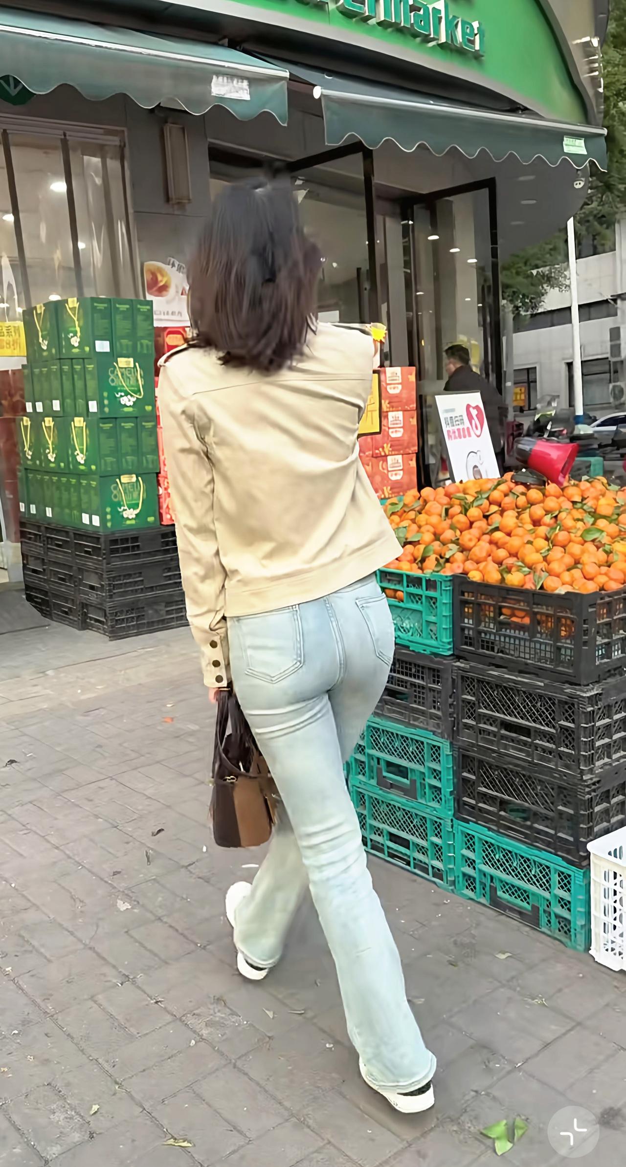 唯美意境：背影与金黄，构成了街角最浪漫的生活诗行。紧身牛仔裤牛仔裤美照