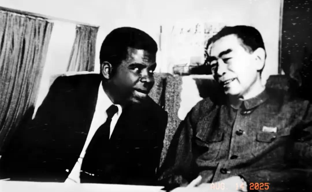 历史的记忆。1973年7月，周恩来与刚果总统恩古瓦比在一起亲切交谈时，留下的这
