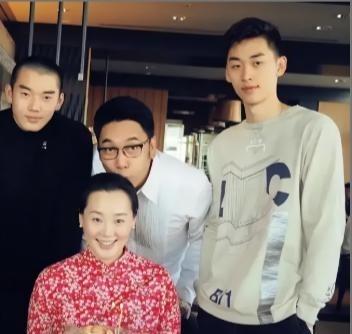 1994年，林依轮身为一个已经人老珠黄的中年人，做出了一个生活中的重大决定，他选