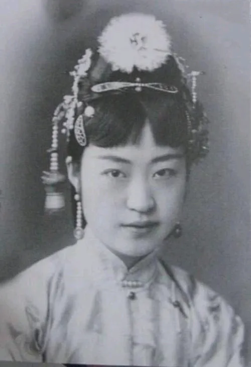 张学良的一生有11个情妇，但90岁那年，他回首往事时，却咬牙切齿地说：“