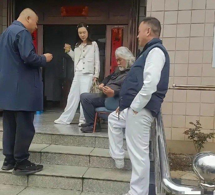 果然啊，有钱在哪儿都牛逼，老丈人都得捧着