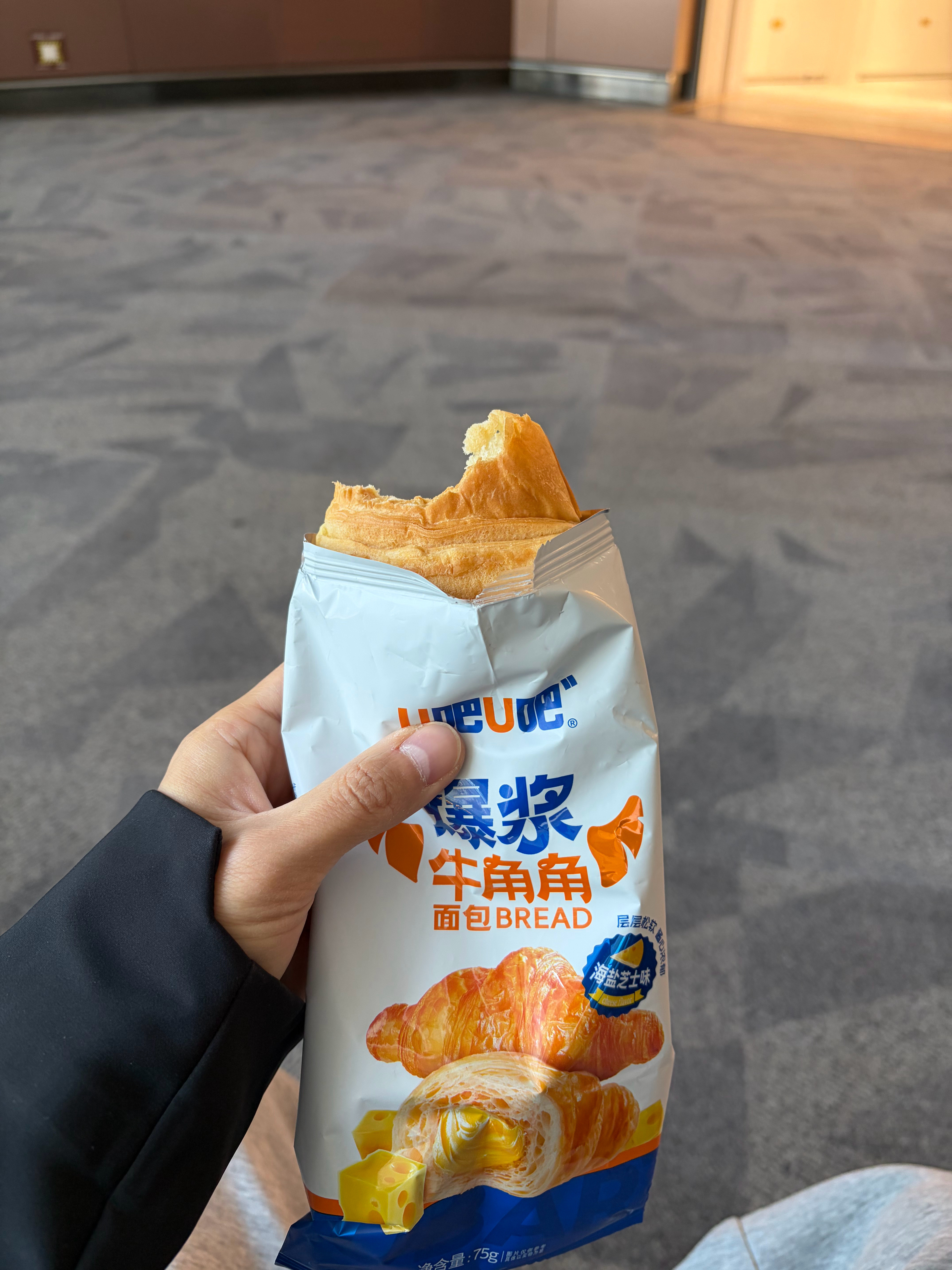 早上六点起床赶早班机，现在已经在登机口吃上早饭了[睡觉][睡觉][睡觉]早起真的太痛苦