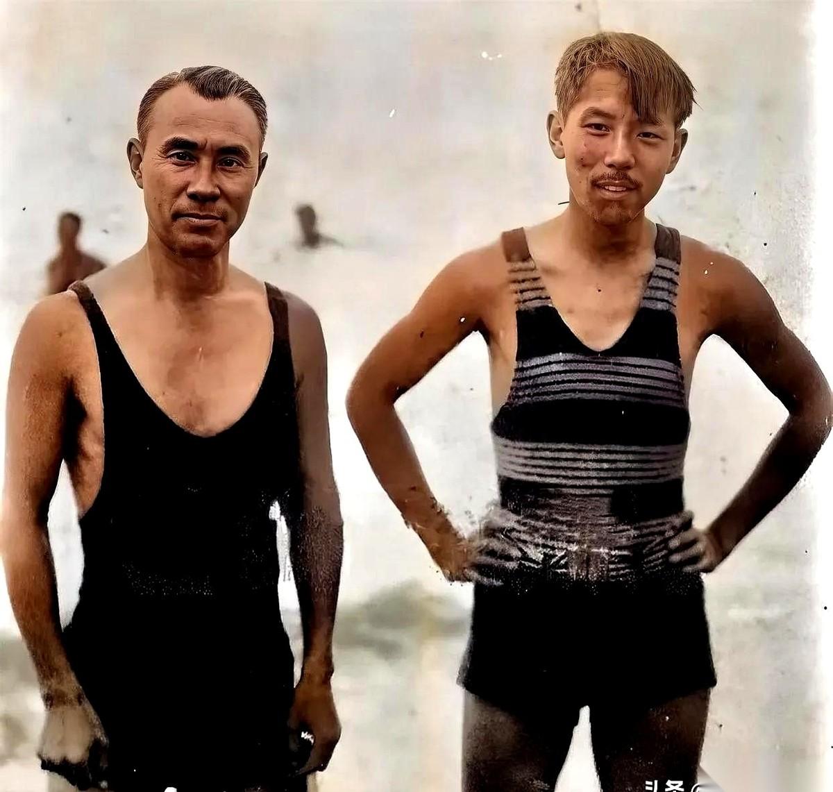 刷到这张老照片，我愣了三秒。真的，愣了三秒。这才是29岁的张学良，活的。不是