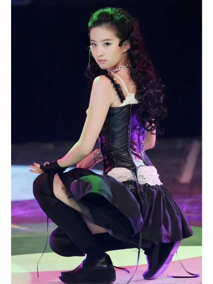 考古2006年舞台上的刘亦菲“女爱豆”即便放在当下，这水准也足以稳站c位刘亦菲