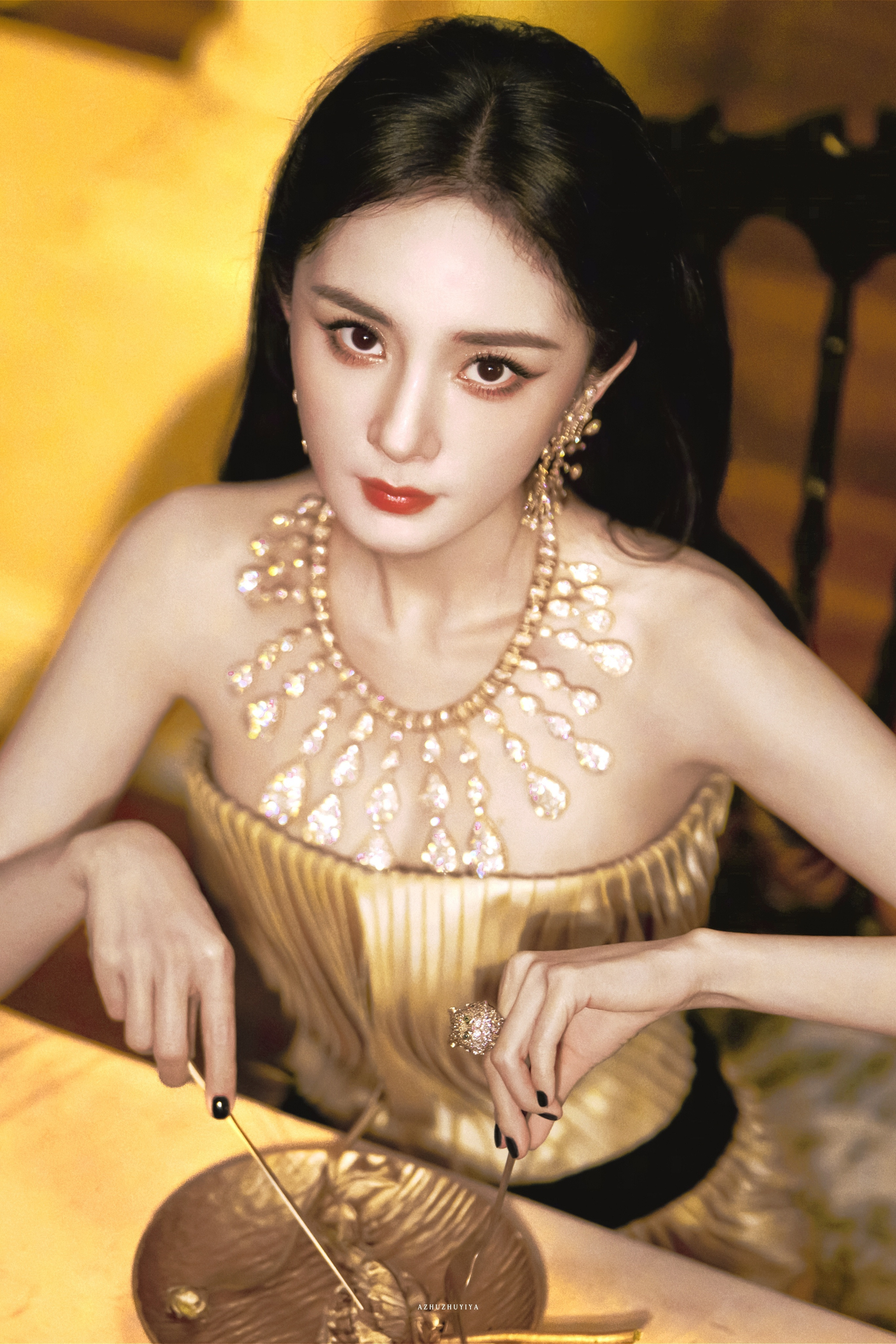 娜扎一把拉过杨幂杨幂Vogue盛典走秀造型今天你就是唯一的主角✨​​​