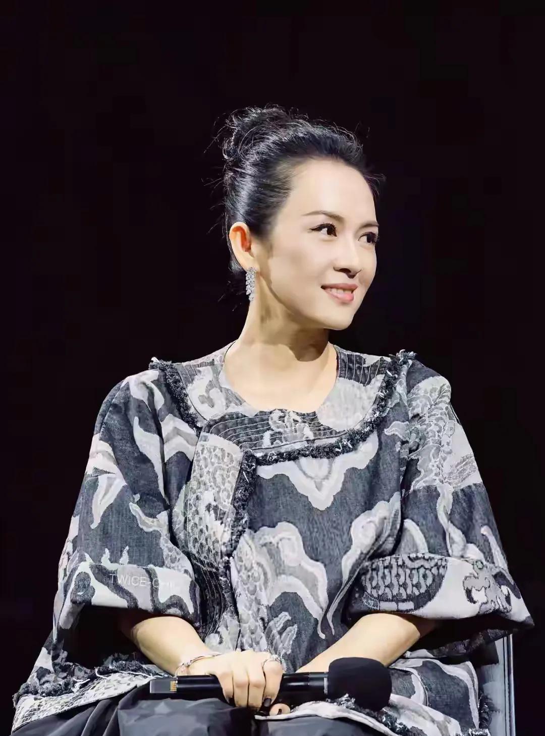 章子怡和导演李安同时出席活动照！她有颜值，有气质，有演技！两个孩子的妈妈，这