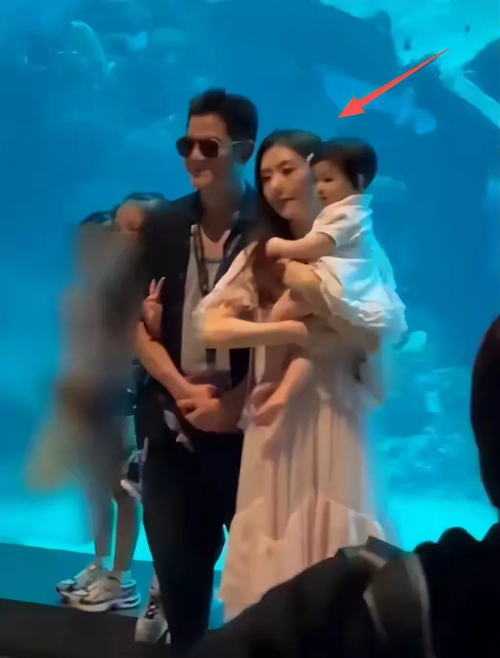 郭富城全家五口出游，虽然我不是重男轻女，但是看到他们带着三个女儿还是觉得很搞笑，如果是我自己都不好意