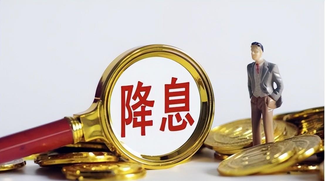 我妈前几天跟我说，她一笔三年期定存到期了。我帮她算了一下利息，不到四千块。她愣了