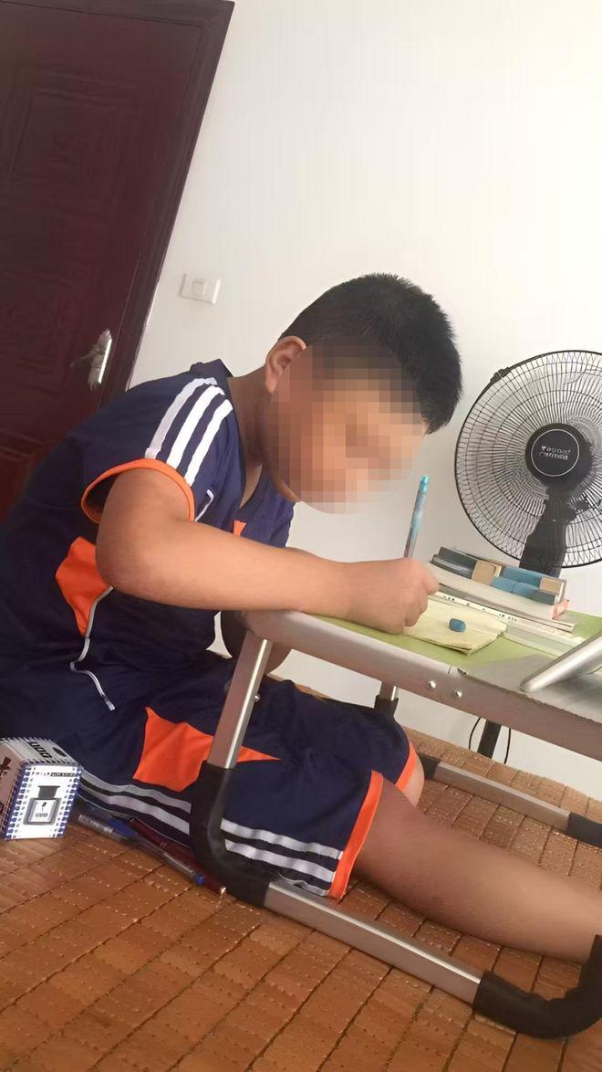 柳州第二十二中学初二学生小柳（化名）因校内纠纷被建议休学后跳楼身亡，近日柳州市柳