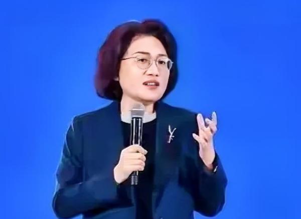 何庭波女士可能没想到，她信心满满地发布了“韬（τ）定律”，全球为之震惊，而中文