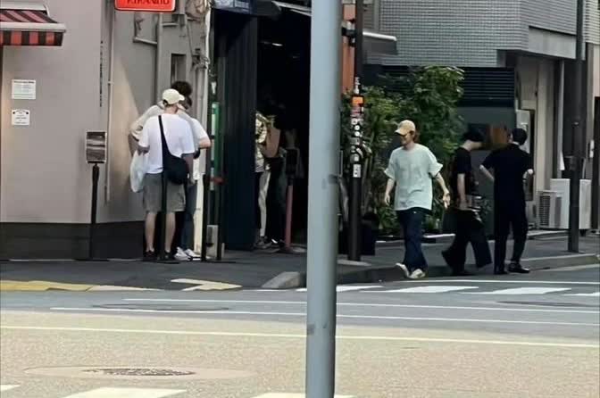 鹿晗最近被网友在日本拍到好几次，人家在那边逛了好几天，从穿短袖到换成长袖，从大阪