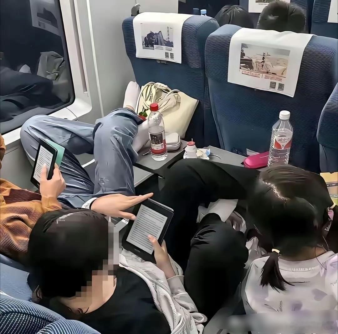 高铁上的一幕，他们难道不会脸红吗