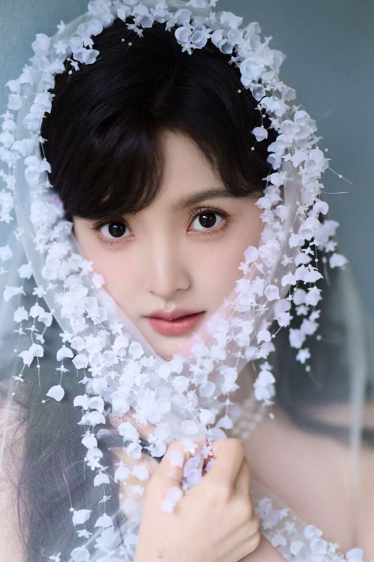 抹胸白短连衣裙气质优雅——章若楠。这是她工作室分享一组的章若楠美照。美照中章若楠