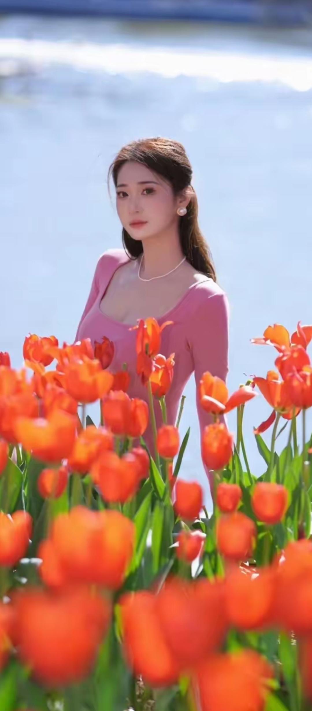 在绚烂的郁金香花海中，遇见最美的你