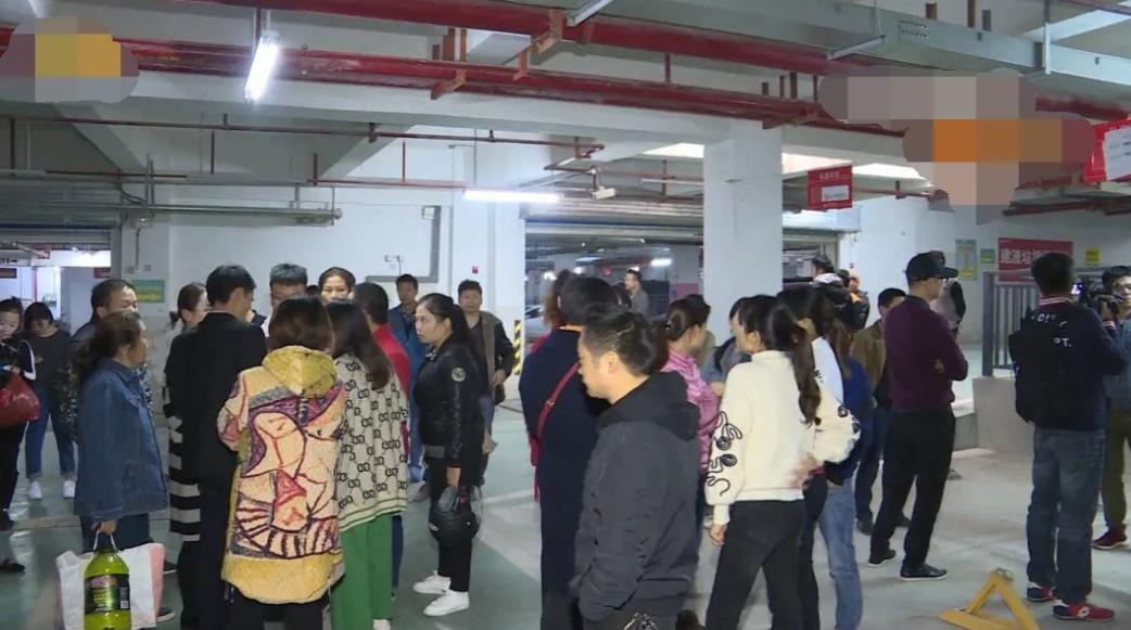 2017年，湖南一女子花1300万买下小区198个车位，小区住户多起来后，宣布一