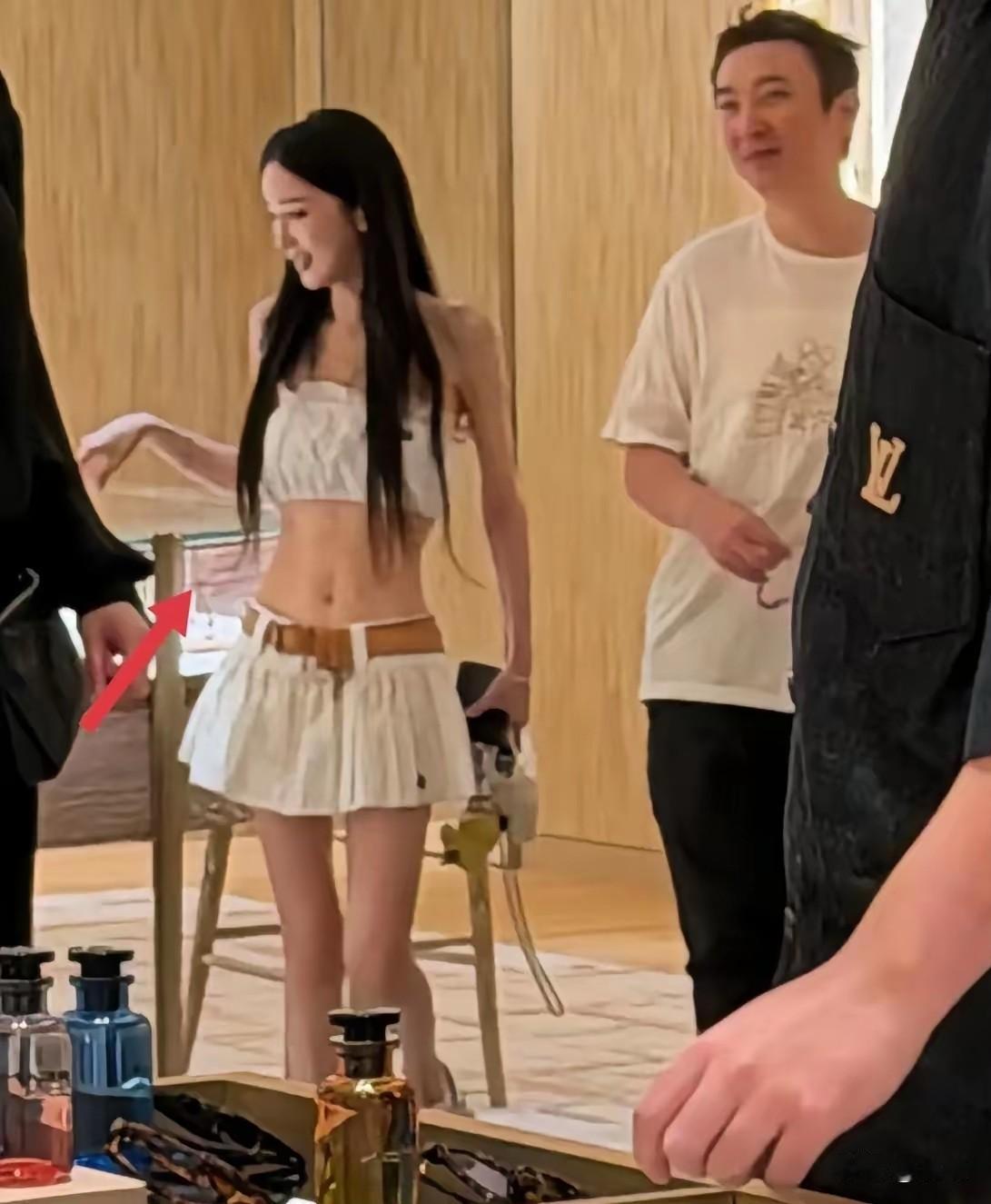 王思聪新任女友颜值十分出众，身形高挑修长，四肢纤细，妥妥的瘦美人。不得不感叹王思